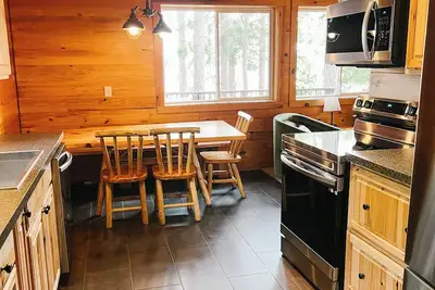 Image de 3br 2ba cabin with beach, sauna, game room, tennis, pickle ball, hiking