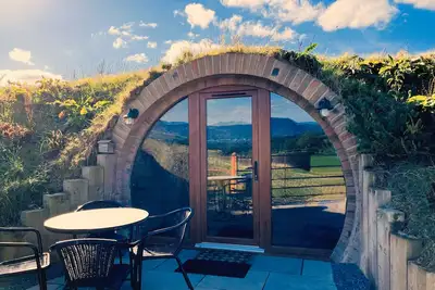 Image de Honeybee Home - a hobbit hut that sleeps 4 guests in 2 bedrooms