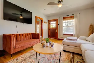 Image de Spacious Deck, JetTub, Sunroom - Charming Bungalow