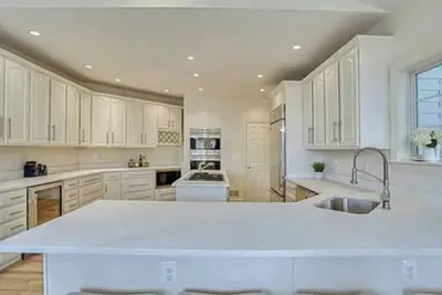 Spacious 8-bedroom house in lovely Arlington with WiFi, Ac