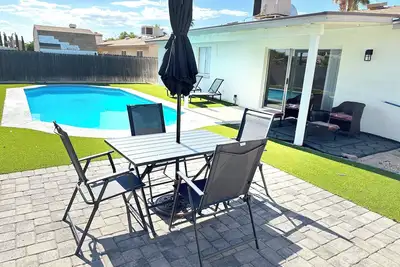 Image de A Getaway Home with a pool table, table tennis & a Pool.