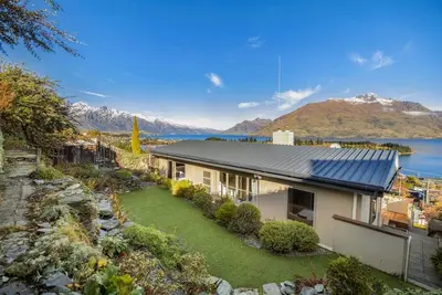 Image de Panorama Views - 15 minute walk to town