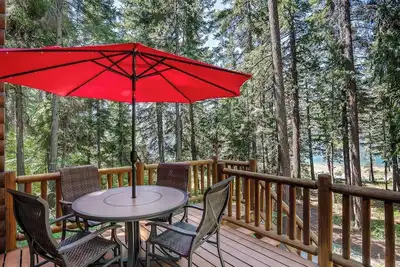 Image de Lakefront Log Cabin with Hot Tub/Huge Game Room