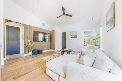 Image de Modern Home Near Uptown & Camp North End - Sleeps 12, Sports-Themed Game Room