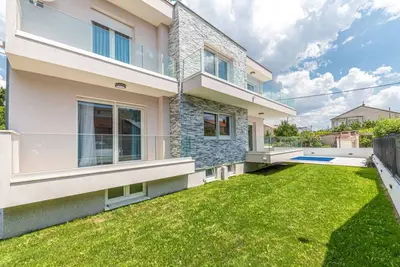 Expansive Retreat with Private Pool & Bbq, Near the Beach - Six Bedroom Villa