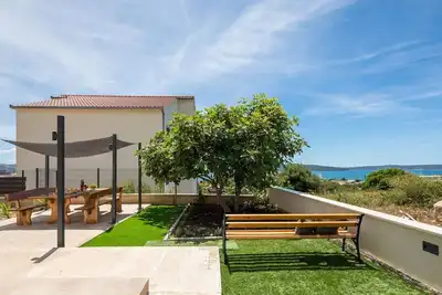 Image de Contemporary Apartment with Terrace and Spacious Garden - Two Bedroom Apartment with Terrace