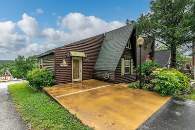 Image de 8 Mi to Dogwood Canyon: Cozy Cabin w/ Deck