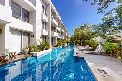 Image de Stylish apartment with private patio, pool, gym & steps from pristine beaches