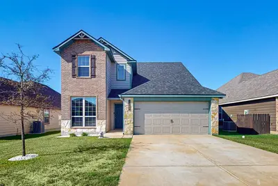 Image de Tavern style house with patio and enclosed backyard, close to golf course