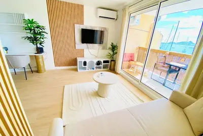 Image de Studio Cocoon, vue mer et marina.