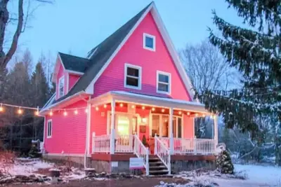Image de Charming Pink Chalet near Holiday Valley | Ski, Shop, Relax & Unwind