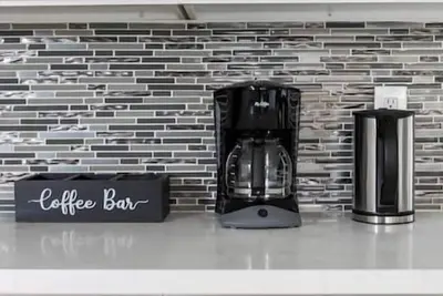 Image de Cheerful 3 bedroom home with ample parking spaces.