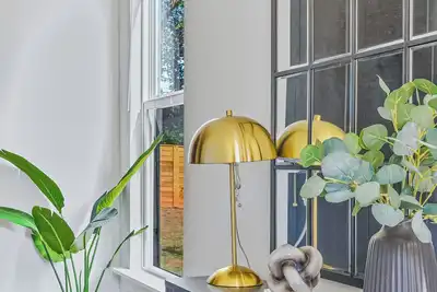 Image de Modern 4br Home Near Uptown & Camp North End- Sleeps 12, Sports-Themed Game Room