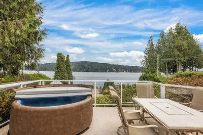 Image de Oceanfront 3 Bed: Private Beach and Dock Access, Hot Tub, Bbq & Free Kayaks!