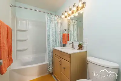 Image de Heart of Spenard Spacious Upper Unit\n