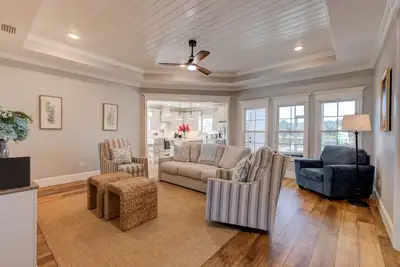 Image de Newly Built, Stunning 4br/2ba with Waterfront Views