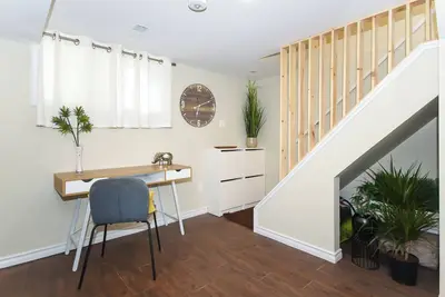 Image de Executive Bsmt | 3 beds, 1 bath | Bsmt Apt | Sleeps 6