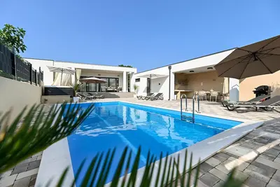 Image de Superbe maison à Nin avec sauna