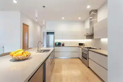 Image de Beautiful, clean, spacious apartment with yard