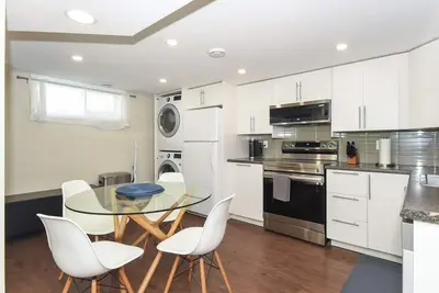 Image de Nepean | Modern | Lower unit | Sleeps 6 | 3 beds, 1 bath