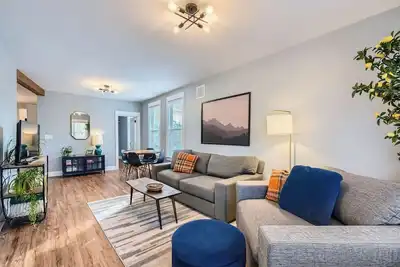 Image de New, clean & sunny, 2bd, private deck, 15min to Wrigley!