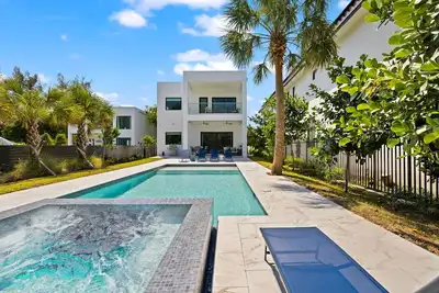 Image de Waterfront Villa w/ Heated Pool + 60’ Dock