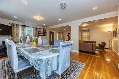 Image de Recently Renovated Extremely Spacious Home For You