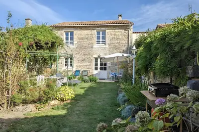 Image de Le Clos Pierreslogis avec jardin