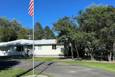 Image de Large 4-bedroom 3-bath single level home with spacious greatroom and dining area