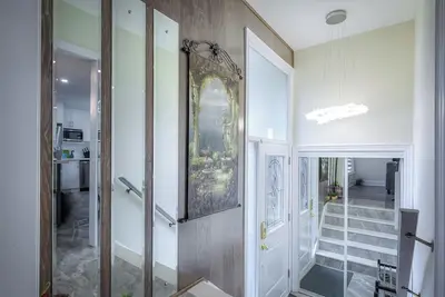 Image de Welcome to Luxury Family home in East York.