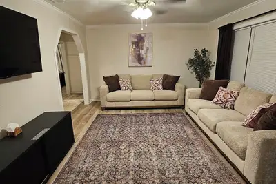 Image de Isolated King bed, 2 Queen beds - Fenced yard - 9 min to Texas Tech