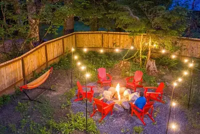 Image de Perch - Forest Haven Hideaway – Hot Tub, Fire Pit & Adventure Near Mt. Rainier!