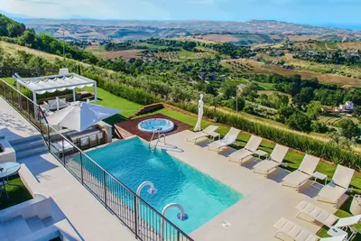 Image de Beautiful villa with pool, Spa and panoramic sea views, just 10 minutes from the beaches of Pineto