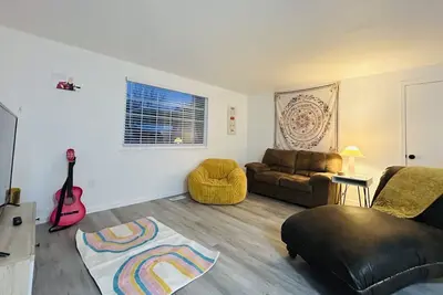 Image de Phoebe’s Place • Friends-Themed • Newly Renovated • 2br • Pet Friendly • Near Airport & Downtown