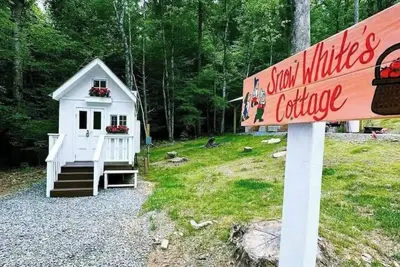Snow White Cottage by Creek – Cozy Retreat with Fireplace, Petting Zoo & Firepit