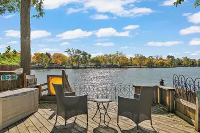 Image de Breathtaking Lakefront Retreat- Manteno Lake House