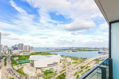 Image de Mvr – Holiday Special: Chic Studio