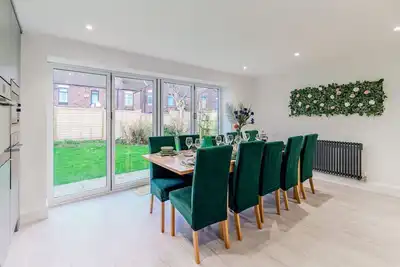 Image de 6 Bedroom house - 10 Beds - Motorway, Free Parking