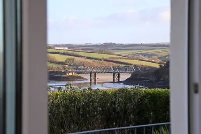 Image de Superb holiday home with balcony, parking and estuary views
