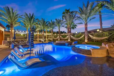 Image de #LuxeVillaTulum a Boho Luxury Resort Style Villa Retreat: Heated Salt Water Pool & Spa, Fire-pit, Cabanas, Pickle-ball Ct, Family Games. A Perfect relaxing getaway for family reunions, celebrations, small events & amazing Instagram-able moments.