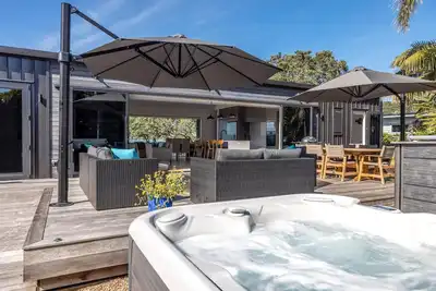Image de The Golden Pohutukawa - Beach House - The Golden Pohutukawa - Beach House is a newly built, premium holiday home in an absolute beach front location. With two bedrooms one king and one queen and two bathrooms, this is a wonderful option for up to 4 g