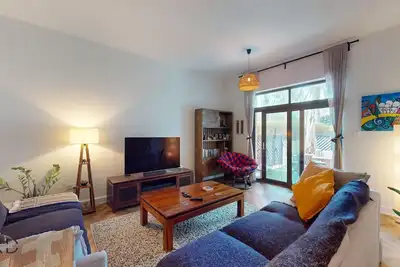 Image de Private Garden | Lake Views | Furnished