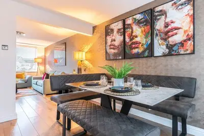 Image de Triumph House - Suitable for Contractors and Professional Personal