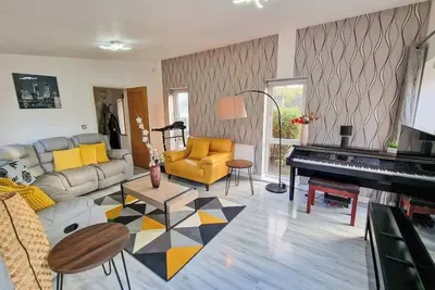 Image de 4 Bed Home in Altrincham by City SuperHost