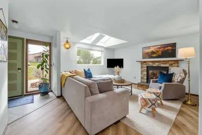 Image de 5 Star Location Central to Downtown & Hospitals - Light & Bright Mid-Century Hou