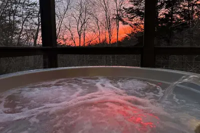 Image de Modern Smoky Mtn Cabin | Hot Tub | Game Room | 85\" Tv | Sunset Deck | Sleeps 11