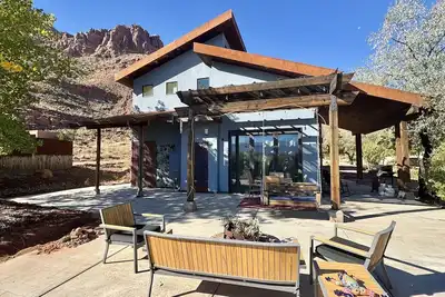 Image de Basecamp with Great Indoor/Outdoor Space I 30 Day Minimum I Ample Parking