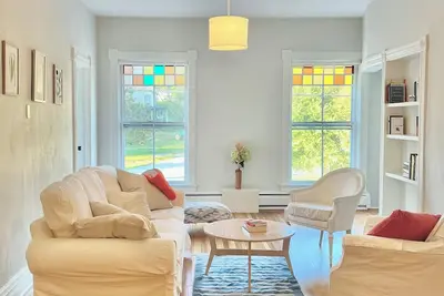 Image de Beautiful, sunny retreat high over river and rail trail