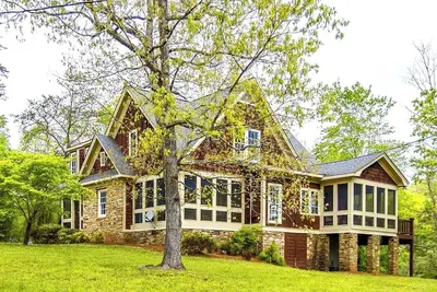 Image de Legacy on the Lake-pool table, hot tub, fire pit, 180 views