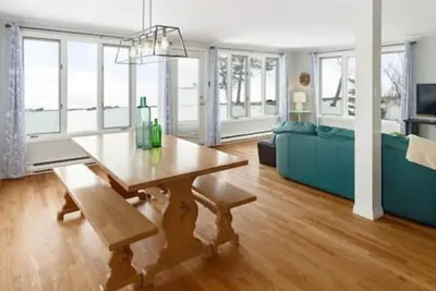 Image de East Coastal- Waterfront Cottage\n\n